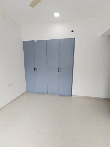 Room in 2 BHK Apartment at Kalpataru Immensa, Kolshet Road – for Rent