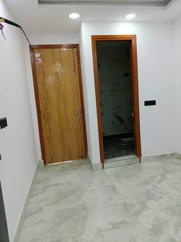 Room in 3 BHK Builder Floor at Govindpuri – for Rent