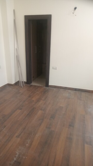 Room in 2 BHK Apartment at Shri Balaji BCC Heights, Raebareli Road – for Rent