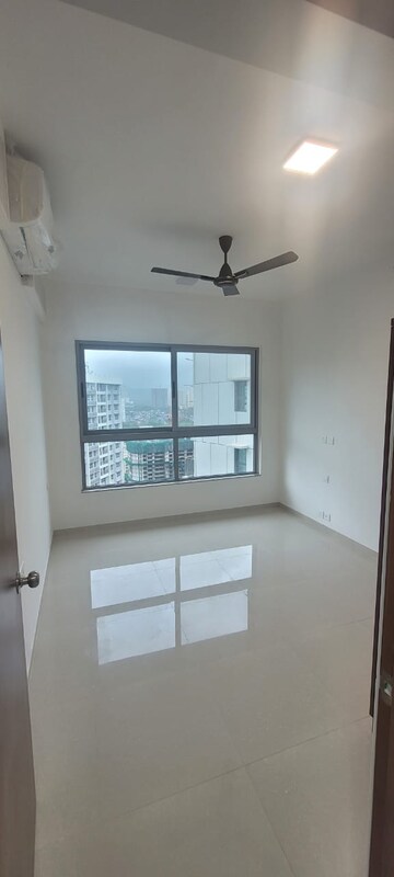 Room in 3 BHK Apartment at Kalpataru Immensa, Kolshet Road – for Rent