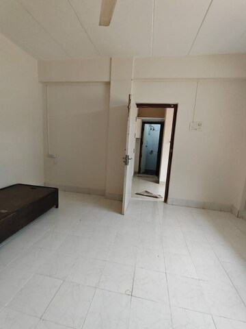 Room in 3 BHK Apartment at New Mahada Colony, Goregaon East – for Rent