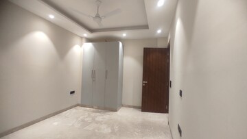 Room in 3 BHK Apartment at Veera Safdarjung Enclave, Safdarjung Enclave – for Sale