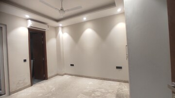 Room in 3 BHK Apartment at Veera Safdarjung Enclave, Safdarjung Enclave – for Sale