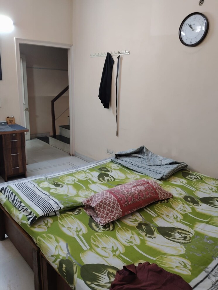 Bedroom, sector 19 6+ Bedroom 450 Sq.Mt. Independent House In Sector 19 Noida 9053323