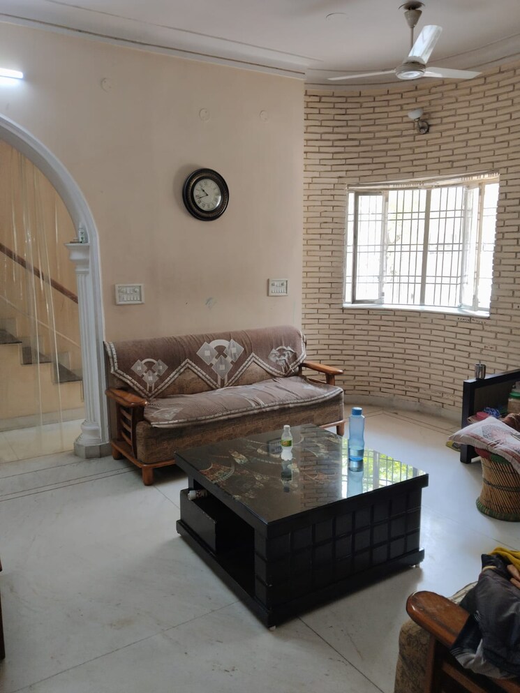 Living Room, sector 19 6+ Bedroom 450 Sq.Mt. Independent House In Sector 19 Noida 9053323