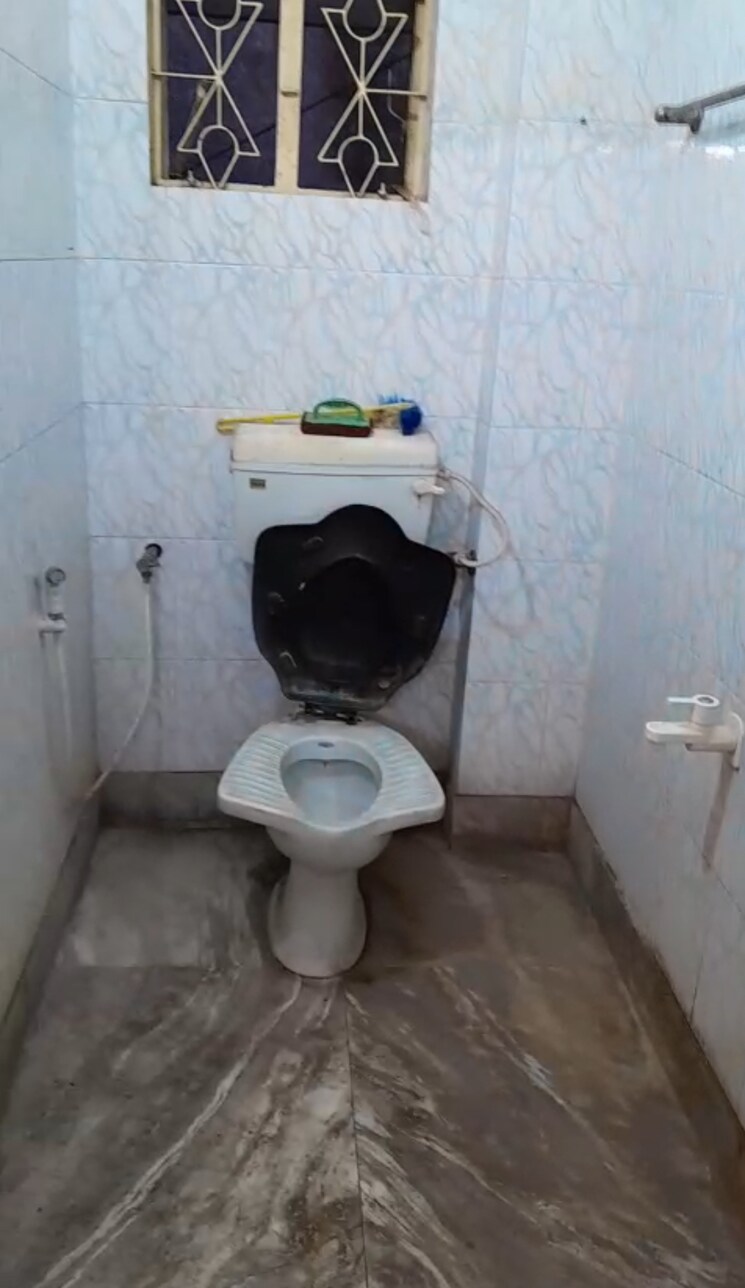 Bathroom, desh bandhu nagar 1 Bedroom 410 Sq.Ft. Apartment In Desh Bandhu Nagar Kolkata 9053367