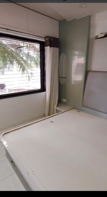 Room in 1 BHK Apartment at Malad West – for Rent