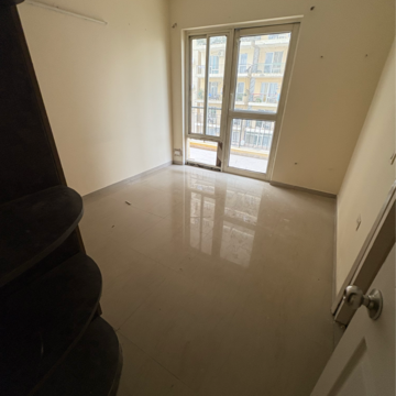 Room in 3 BHK Apartment at Piedmont Taksila Heights, Sector 37c – for Rent