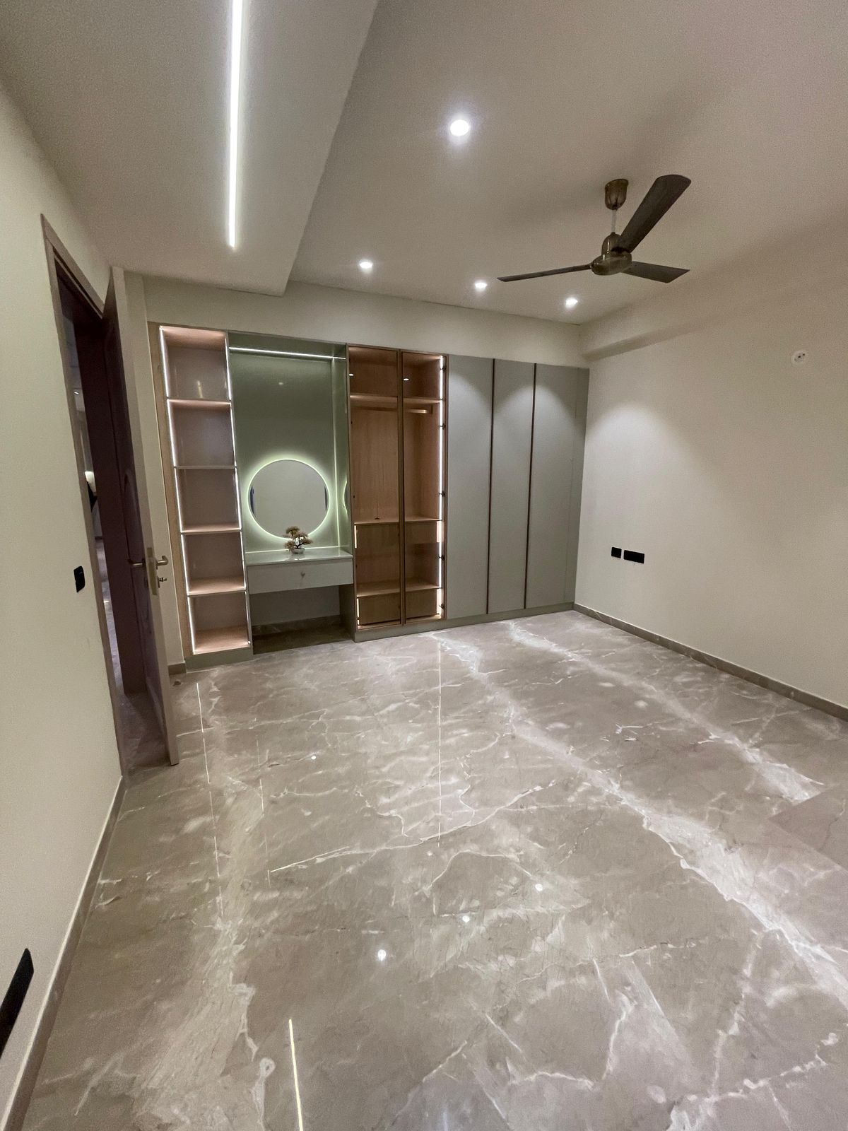 4 BHK + Pooja Room,Servant Room,Study Room,Extra Room Builder Floor For Rent in Dlf Phase i 