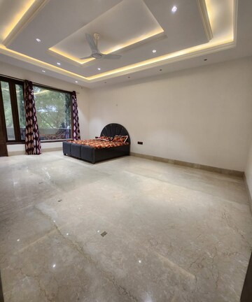 Parking in 5 BHK Independent House at Sainik Farm – for Sale