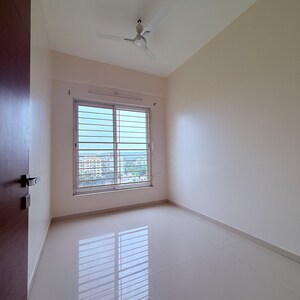 Room in 3.5 BHK Apartment at Deepa CHS, Link Road – for Sale