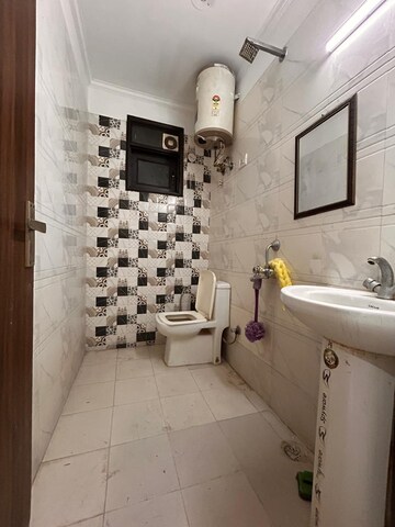 Bathroom in 2 BHK Builder Floor at Palm Residency Chhatarpur, Chattarpur – for Rent