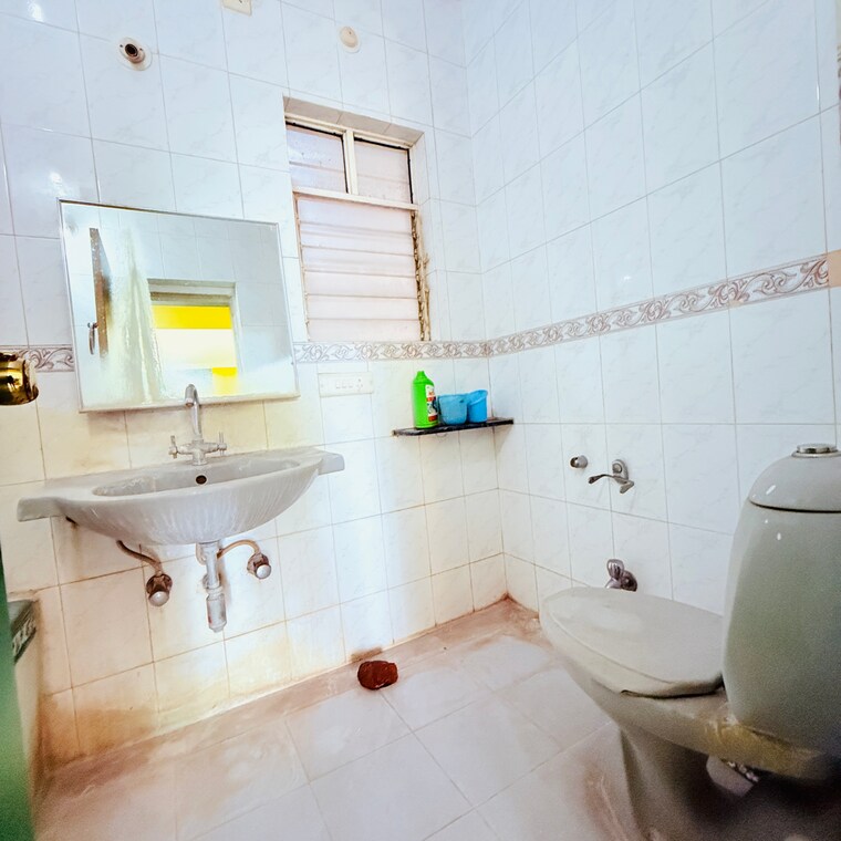 Bathroom, golden-galaxy 3 Bedroom 1500 Sq.Ft. Apartment In Someshwarwadi Pune 9053479