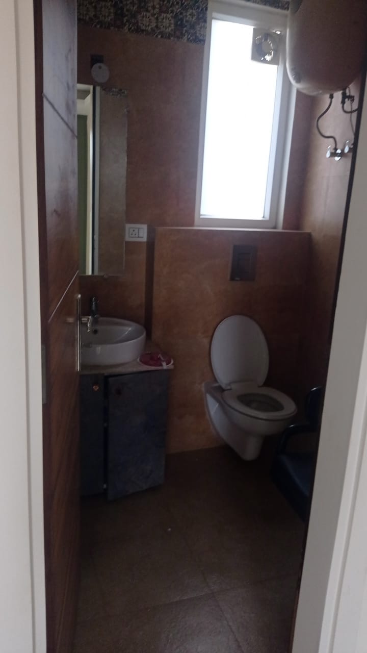 4 BHK + Servant Room 300 Sq.Yd. Builder Floor in Huda CGHS