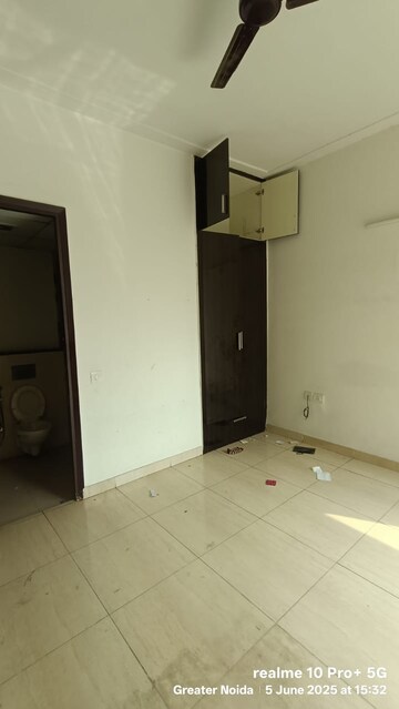 Room in 2 BHK Apartment at Gaur City 2 - 12th Avenue, Sector 16c Greater Noida – for Rent