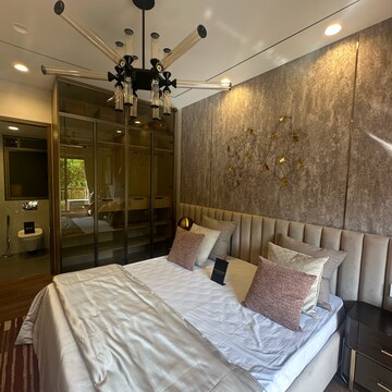Bedroom in 3.5 BHK Apartment at Juhu Scheme, Chand Society – for Rent