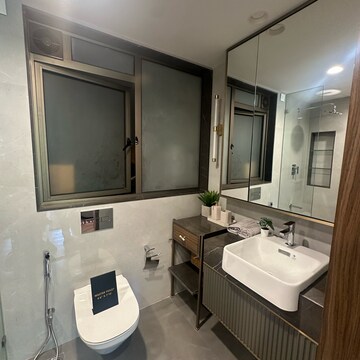 Team Area in 3.5 BHK Apartment at Juhu Scheme, Chand Society – for Rent