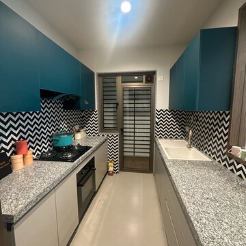 Bedroom in 3.5 BHK Apartment at Juhu Scheme, Chand Society – for Rent