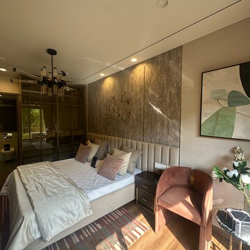Team Area in 3.5 BHK Apartment at Juhu Scheme, Chand Society – for Rent