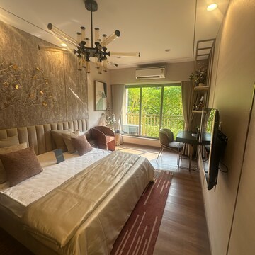 Bedroom in 3.5 BHK Apartment at Juhu Scheme, Chand Society – for Rent