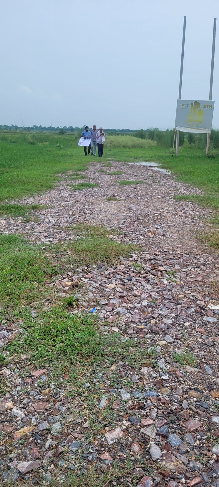 Garden, sector 43  300 Sq.Mt. Plot In Sector 43 Noida 9053558