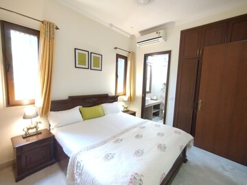 Bedroom in 4 BHK Builder Floor at Sector 43 – for Rent