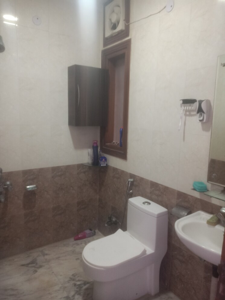 Attached Bathroom, vasant kunj enclave 3 Bedroom 120 Sq.Yd. Builder Floor In Vasant Kunj Enclave Delhi 9053614