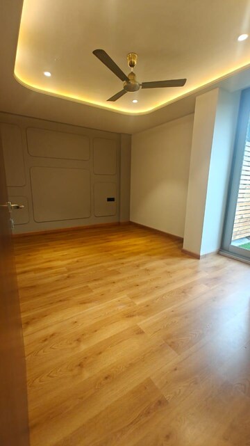 Room in 5 BHK Builder Floor at Sushant Lok I – for Rent