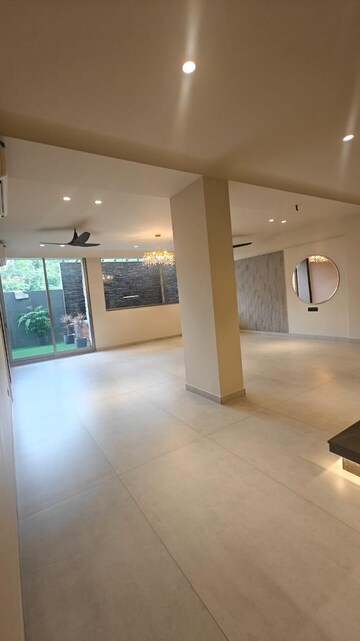 Room in 5 BHK Builder Floor at Sushant Lok I – for Rent