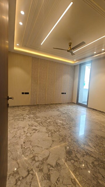 Room in 5 BHK Builder Floor at Sushant Lok I – for Rent