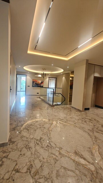 Room in 5 BHK Builder Floor at Sushant Lok I – for Rent