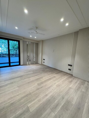 Room in 4 BHK Builder Floor at Dlf Phase I – for Rent
