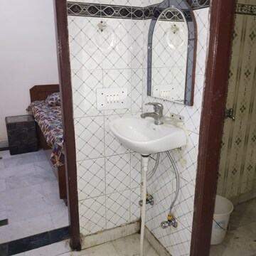 Bathroom in 1 BHK Builder Floor at Ashok Nagar – for Rent