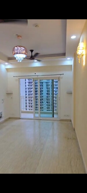 Room in 2.5 BHK Apartment at Mahagun Moderne, Sector 78 – for Sale