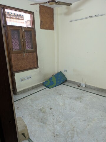 Room in 2.5 BHK Builder Floor at Nirman Vihar – for Rent