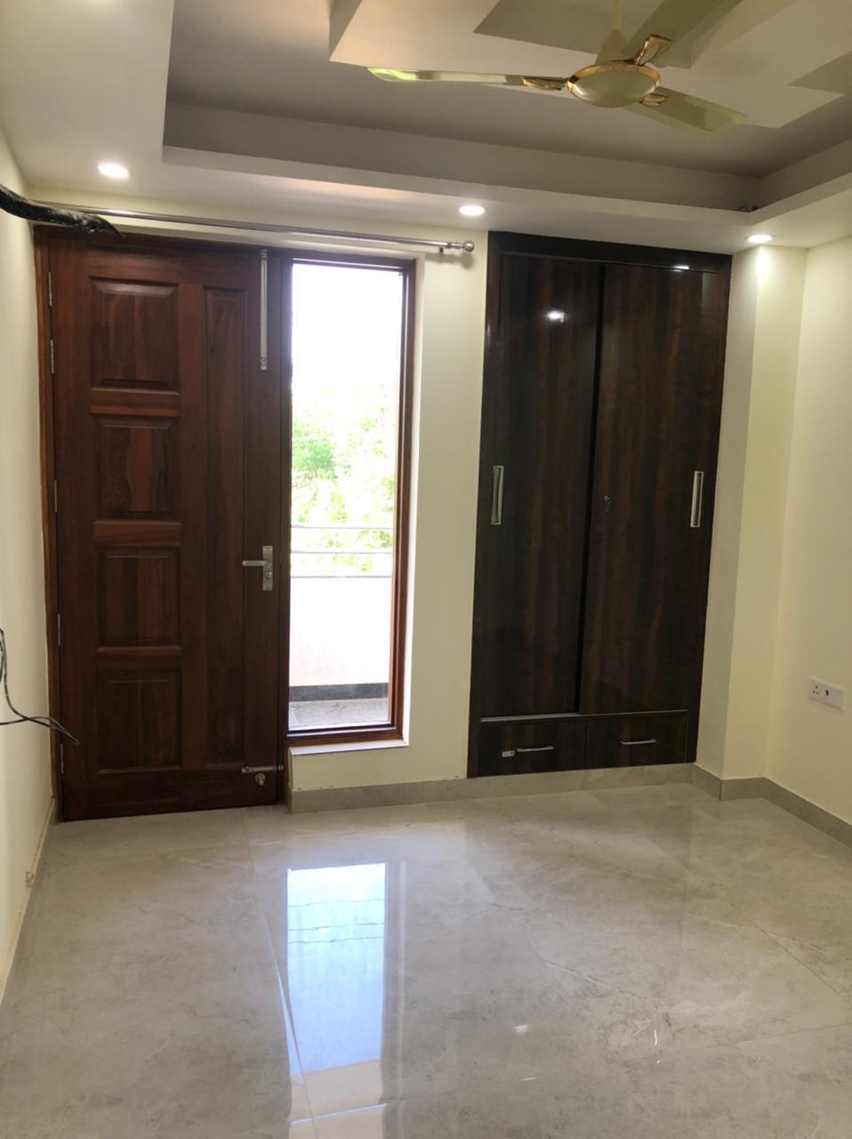 2 BHK + Servant Room Apartment For Sale in Gaur City 2 - 11th Avenue