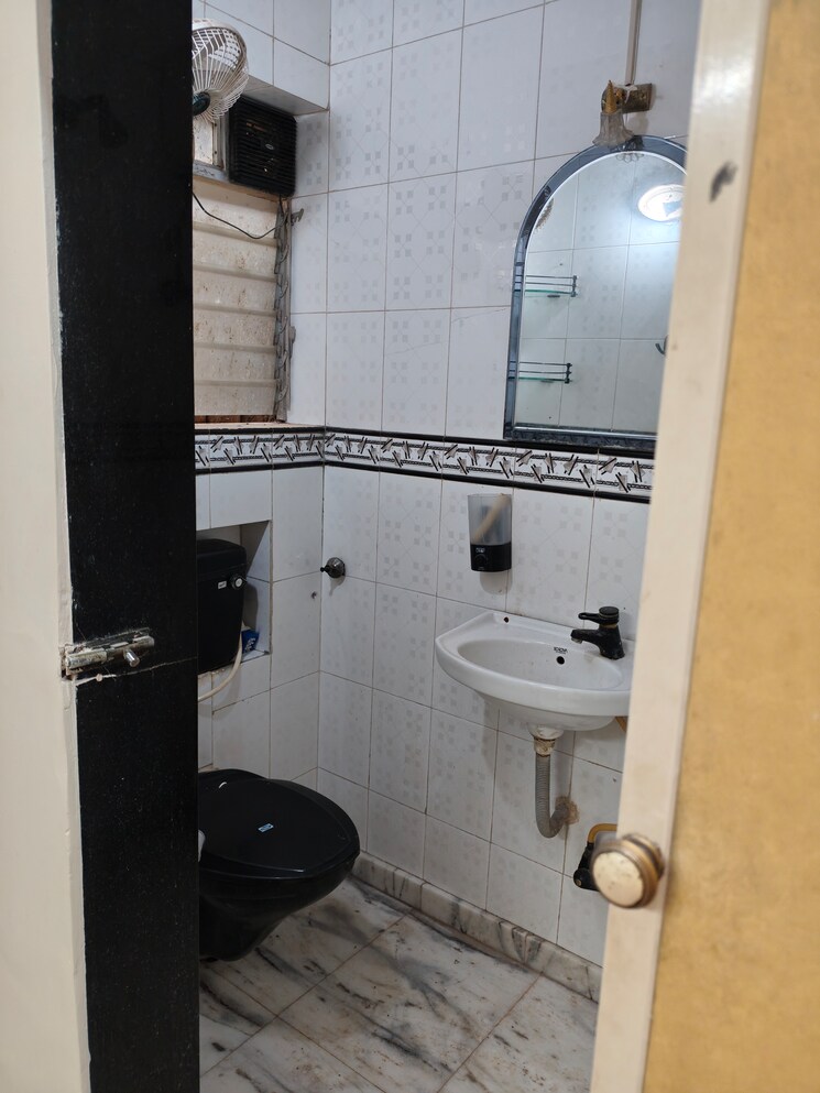 Bathroom, sanskar-chs-andheri 2 Bedroom 950 Sq.Ft. Apartment In Andheri West Mumbai 9054140