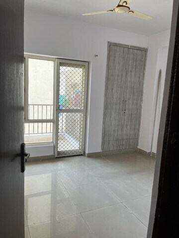 Room in 2 BHK Apartment at Panchsheel Greens II, Sector 16 Greater Noida – for Rent