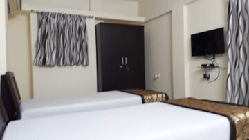 Room in 3 BHK Apartment at Amanora Aspire Towerss, Hadapsar – for Rent