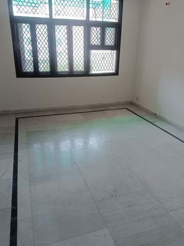 Room in 3.5 BHK Apartment at Shakti Kunj Apartment, Sector 62 – for Rent