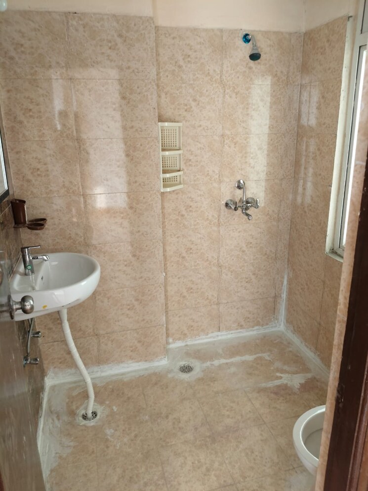 Bathroom, amrapali-dream-valley 2.5 Bedroom 920 Sq.Ft. Apartment In Amrapali Dream Valley Greater Noida 9054407
