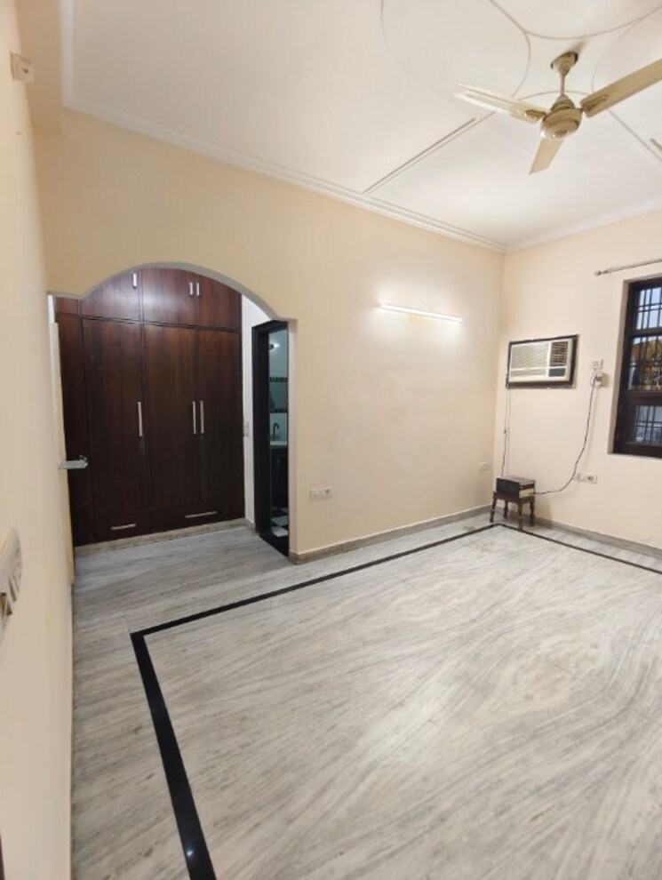 Room, spring-field 2 Bedroom 500 Sq.Ft. Builder Floor In Sector 31 Faridabad 9054399