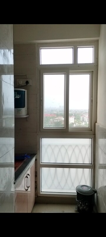 Room in 2.5 BHK Apartment at Antriksh Golf Link, Sector 1 Greater Noida – for Rent