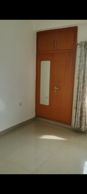 Room in 2.5 BHK Apartment at Antriksh Golf Link, Sector 1 Greater Noida – for Rent