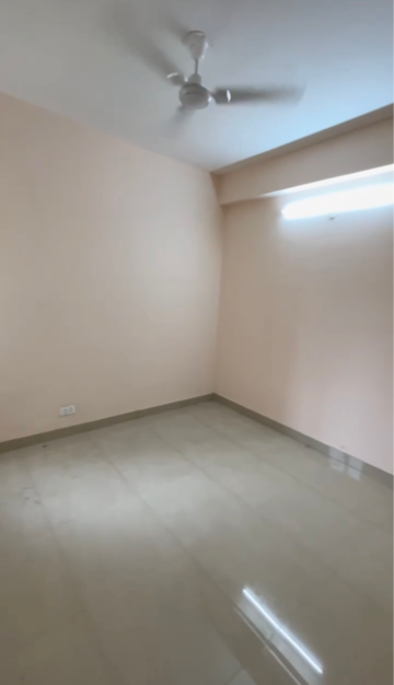 Room in 2.5 BHK Apartment at Amrapali Dream Valley, Amrapali Dream Valley – for Sale