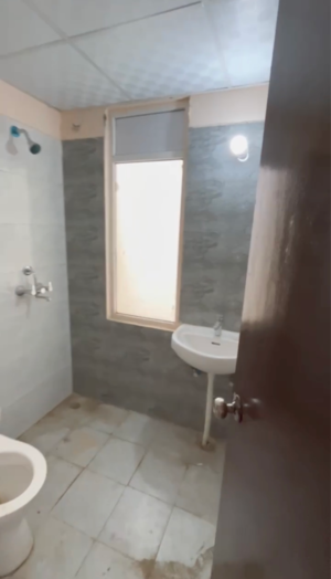 Bathroom in 2.5 BHK Apartment at Amrapali Dream Valley, Amrapali Dream Valley – for Sale