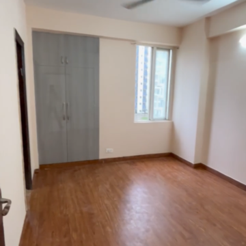 Room in 3 BHK Apartment at Amrapali Dream Valley, Amrapali Dream Valley – for Sale