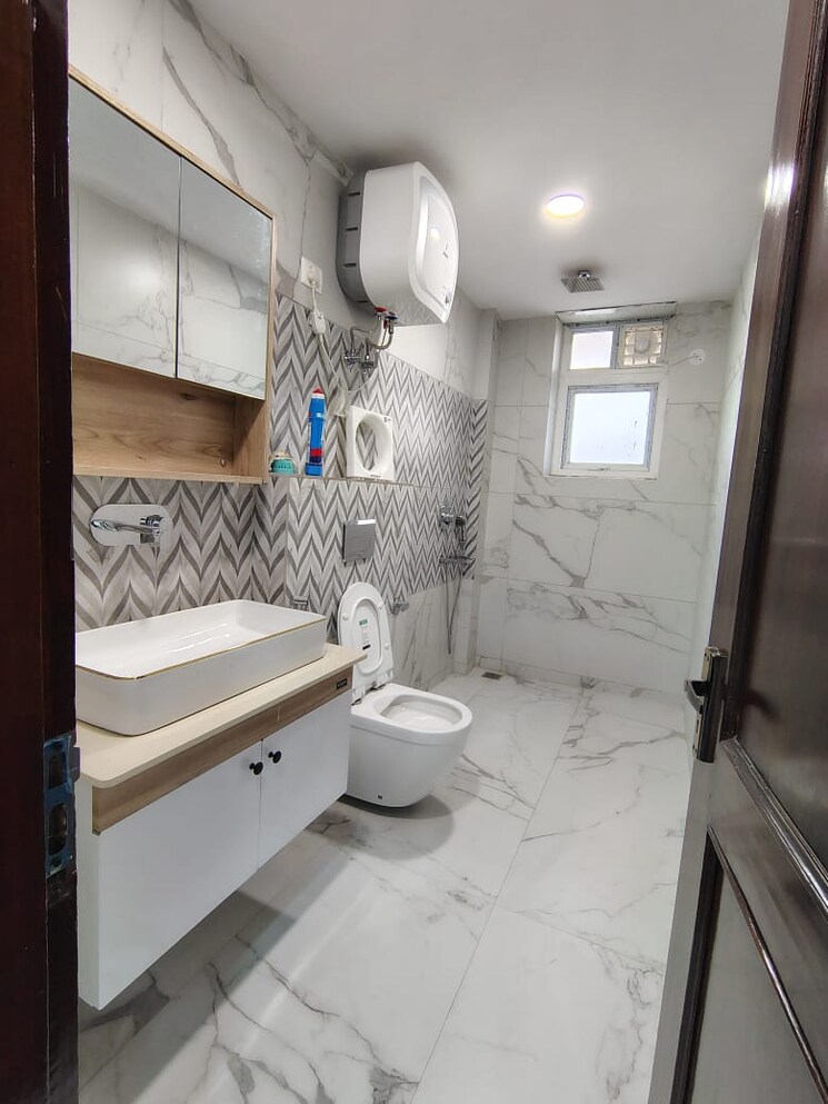 Bathroom, shivalik colony 3 Bedroom 2700 Sq.Ft. Builder Floor In Shivalik Colony Delhi 9054560