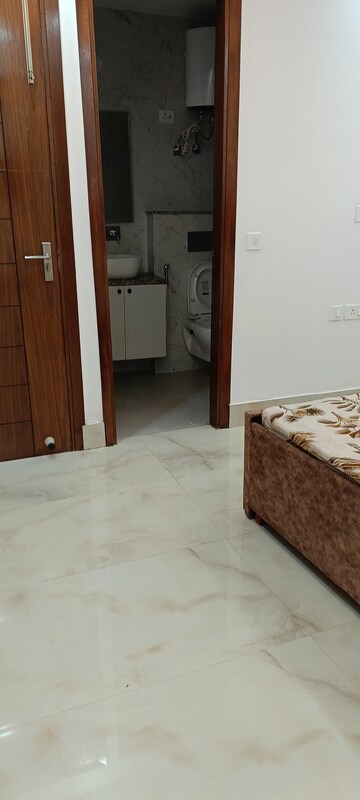 Room in 3 BHK Builder Floor at Saket – for Rent