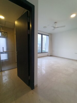 Room in 3 BHK Apartment at Oberoi Realty Esquire, Goregaon East – for Sale